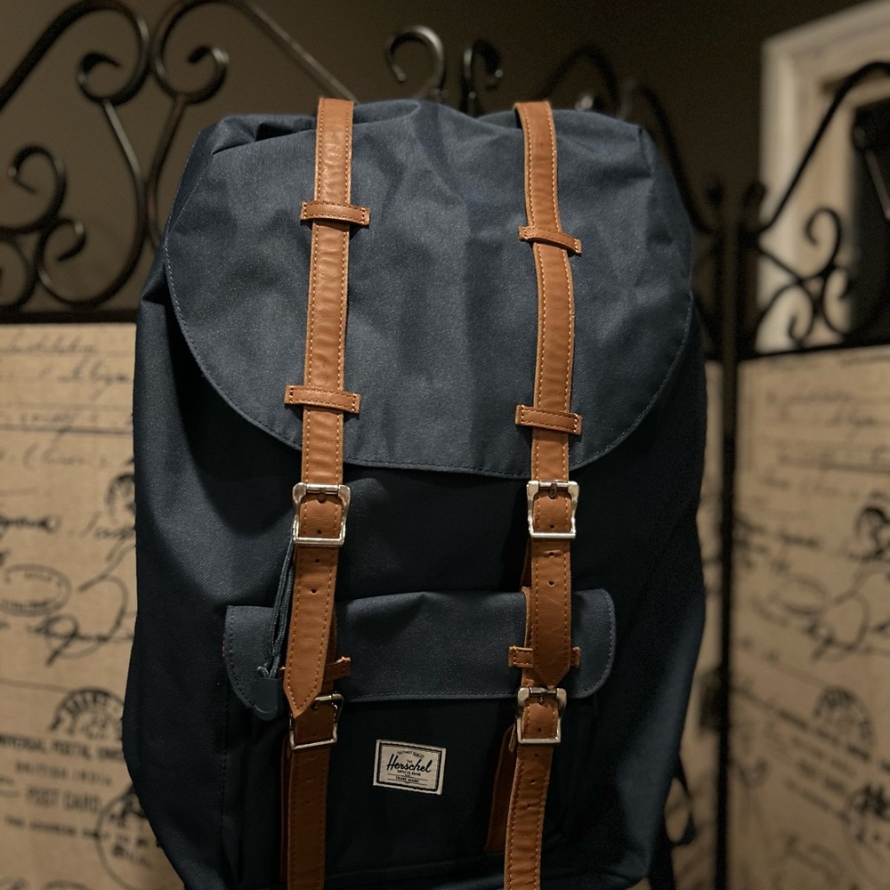 Herschel Little America Backpack in NAVY